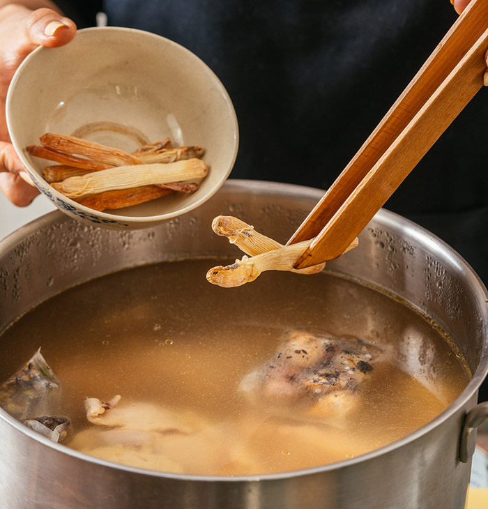 Sá sùng thường được dùng để nấu nước phở thay mì chính tại Hà Nội