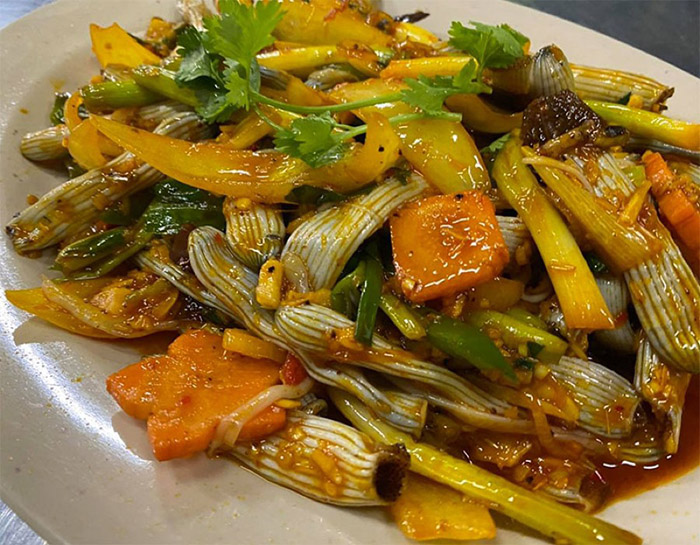 Sá sùng xào với cần tây hoặc măng đều rất ngon